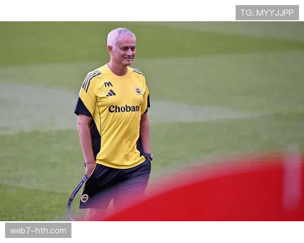 穆里尼奥现身弗罗西诺内主场，引转会猜测